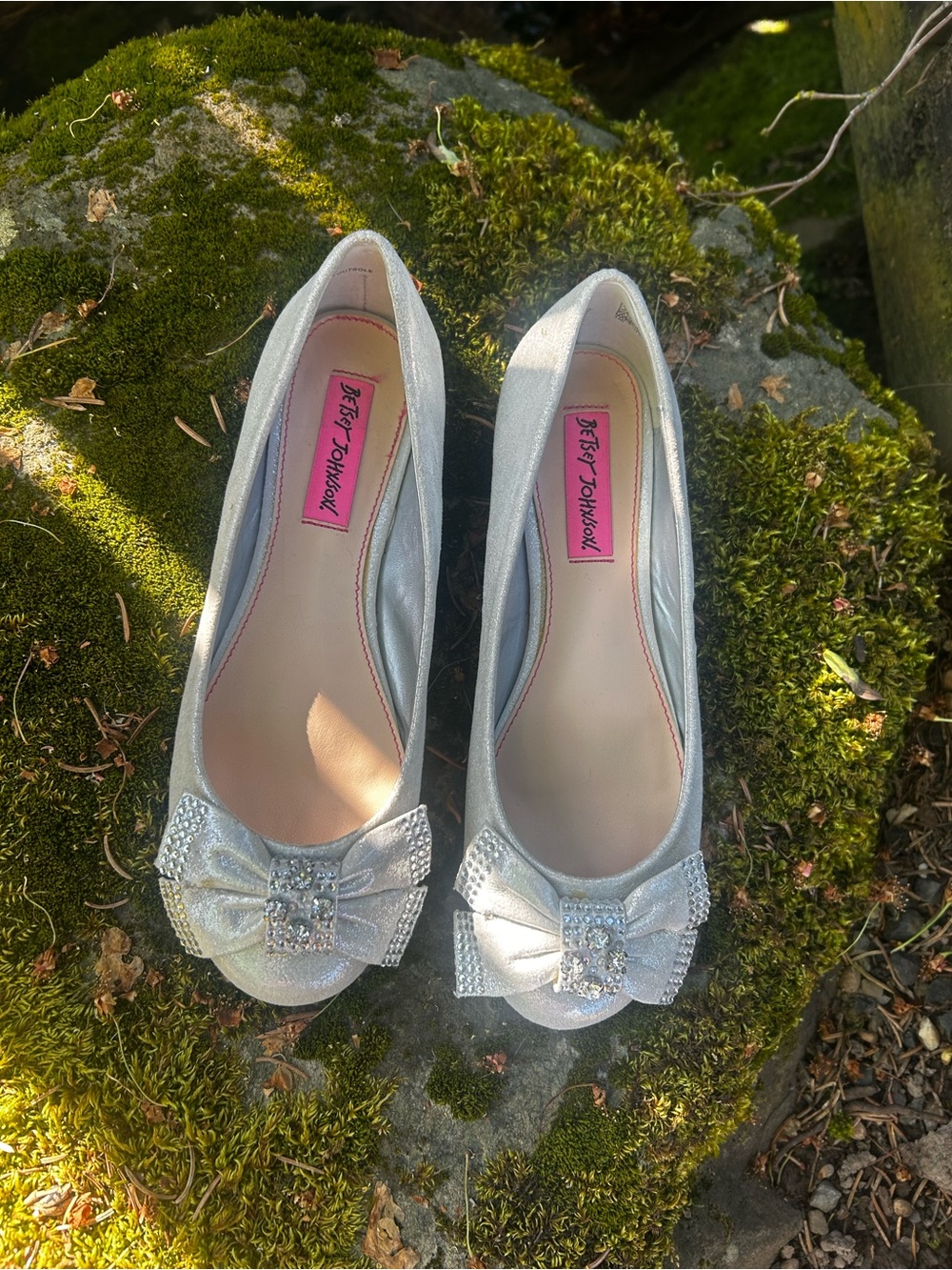 Betsey Johnson Silver Glitter Bow Flats with Crystal Accent - Size 5.5 - Picture 2 of 11